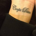 фото рисунка тату надписи Carpe diem 16.11.2018 №248 - tattoo carpe diem - tatufoto.com