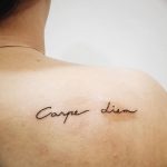 фото рисунка тату надписи Carpe diem 16.11.2018 №252 - tattoo carpe diem - tatufoto.com