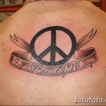 Фото тату символа мира с надписью "It's A Beautiful Day" на спине. Классический дизайн с позитивным посланием.