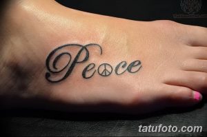 Фото тату на стопе: надпись "Peace" с интегрированным символом мира. Элегантный шрифт и нежное исполнение.