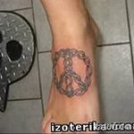 Фото тату на лодыжке: знак мира, выполненный в кельтском стиле. Сложный узор, серые оттенки.