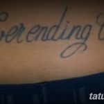 Фото тату надписи 'Neverending Love' на груди. Элегантный шрифт, выполненный в черно-серых тонах, символизирует вечную любовь и преданность.