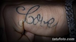Фото тату: надпись 'Love' на руке, выполненная тонкими линиями. Простой и романтичный рисунок татуировки.