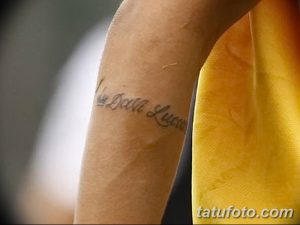 Фото татуировки на руке с надписью 'Dave Lucca' и маленькой короной. Выполнена в черном цвете, стиль - минимализм. Символ любви и уважения.