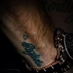 Фото татуировки на руке Неймара с надписью "Deus é maior". Изображение выполнено в черном цвете, шрифт каллиграфический.