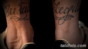 Фото парных татуировок на лодыжках: имена "Jessica" и "Segio" выполнены в каллиграфическом стиле, с добавлением декоративных узоров. Черный цвет.