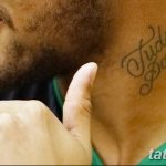 Фото татуировки Неймара на шее с надписью «Tudo Passa». Крупный план демонстрирует четкие линии и шрифт тату.
