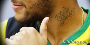Фото татуировки Неймара на шее с надписью «Tudo Passa». Крупный план демонстрирует четкие линии и шрифт тату.