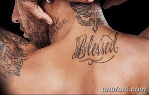 Фото тату с надписью 'Blessed' на шее. Черные чернила, каллиграфический шрифт, религиозный символ. Подходит для тех, кто верит в высшие силы.