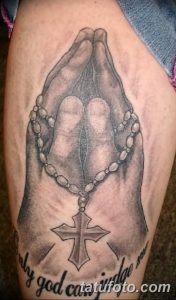 Фото тату молящихся рук с крестом и надписью 'Only God Can Judge Me' на руке. Религиозная татуировка, черно-белое изображение.