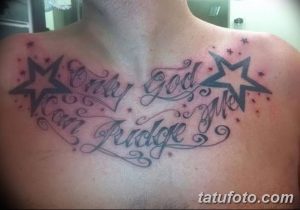 Фото тату надписи 'Only God Can Judge Me' с добавлением звезд и розовых акцентов на груди. Цветная татуировка, яркий и запоминающийся дизайн.