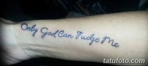 Фото простой тату надписи 'Only God Can Judge Me' черным цветом, выполненной на запястье. Минималистичный рисунок татуировки.