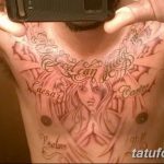 Фото масштабной татуировки надписи 'Only God Can Judge Me' с изображением женского лица, выполненной на груди и шее мужчины. Детализированный рисунок татуировки.