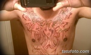Фото масштабной татуировки надписи 'Only God Can Judge Me' с изображением женского лица, выполненной на груди и шее мужчины. Детализированный рисунок татуировки.