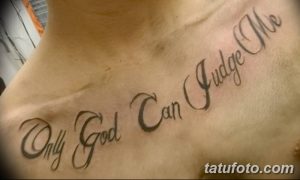 Фото тату надписи 'Only God Can Judge Me' на груди. Черно-серая татуировка, выполненная каллиграфическим шрифтом.