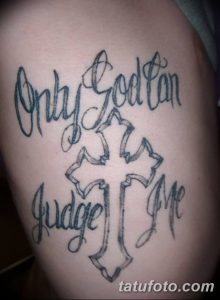 Фото тату надписи 'Only God Can Judge Me' на руке. Черно-серая татуировка, выполненная простым каллиграфическим шрифтом.