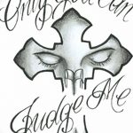 Фото тату креста в форме черепа с надписью 'Only God Can Judge Me' на белом фоне. Черно-белое изображение, графичный стиль.