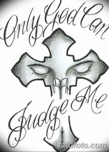 Фото тату креста в форме черепа с надписью 'Only God Can Judge Me' на белом фоне. Черно-белое изображение, графичный стиль.