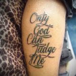 Фото тату надписи 'Only God Can Judge Me' на руке. Татуировка выполнена в ярких, красочных тонах.