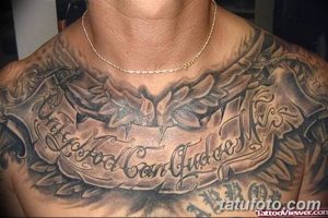 Фото тату на груди и шее мужчины с изображением крыльев и надписи 'Only God Can Judge Me'. Татуировка выполнена в черно-серых тонах.