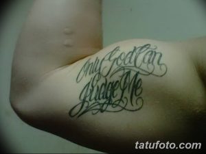 Черная татуировка надписью 'Only God Can Judge Me', расположенная на локте. Небольшой и лаконичный дизайн для поклонников веры.