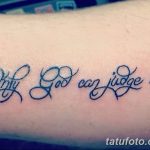 Небольшая татуировка надписью 'Only God Can Judge Me' синим цветом, выполненная на руке. Простой и лаконичный дизайн для поклонников веры.