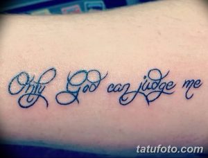 Небольшая татуировка надписью 'Only God Can Judge Me' синим цветом, выполненная на руке. Простой и лаконичный дизайн для поклонников веры.