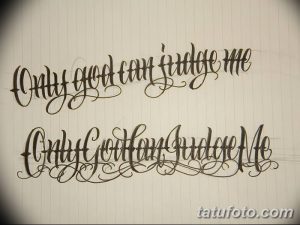 Фото татуировки с двумя надписями 'Only God Can Judge Me', выполненными в каллиграфическом стиле. Черный цвет.