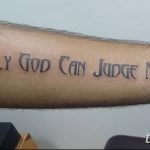 Фото татуировки на предплечье с надписью 'Only God Can Judge Me'. Минималистичный дизайн, выполненный черными чернилами.