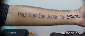 Фото татуировки на предплечье с надписью 'Only God Can Judge Me'. Минималистичный дизайн, выполненный черными чернилами.