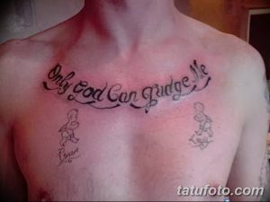 Фото тату на груди с надписью 'Only God Can Judge Me' и небольшими рисунками детей по бокам. Черно-белый рисунок татуировки.