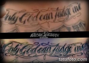 Фото тату надписи 'Only God Can Judge Me' на груди, представленное в двух вариантах: эскиз и готовая работа. Черно-белые чернила, каллиграфический шрифт.