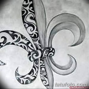 Фотография эскиза татуировки Fleur-de-lis, выполненного в технике штриховки с использованием серых оттенков. Реалистичный и детализированный дизайн.