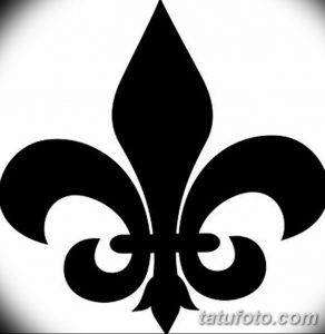 Фотография простого и элегантного эскиза татуировки Fleur-de-lis, выполненного в черном цвете. Классический дизайн для любителей минимализма.