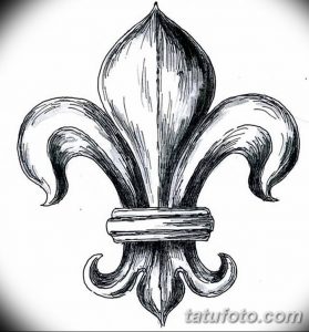 Фотография классического эскиза татуировки Fleur-de-lis, выполненного в технике штриховки. Детализированный и элегантный дизайн.