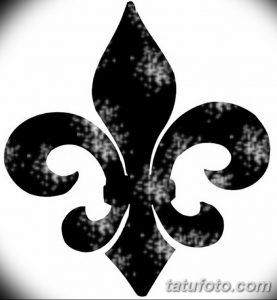 Фотография минималистичной татуировки Fleur-de-lis, выполненной в черном цвете с эффектом зернистости. Стильный и лаконичный дизайн.