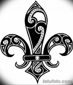 Черный силуэт татуировки флер-де-лис, выполненный в технике blackwork с использованием геометрических узоров и точечной штриховки. Современный и минималистичный дизайн.