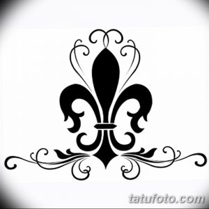 Фото татуировки с изображением лилии в черно-белом цвете. Изящный дизайн, плавные линии, декоративные завитки.