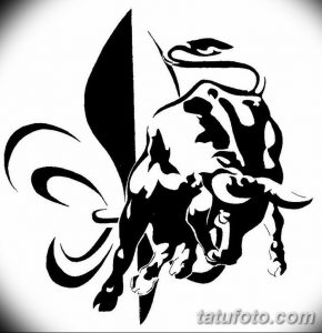 Фото тату: черно-белая татуировка, сочетающая в себе изображение Fleur-de-lis и силуэта быка. Символизирует силу, мужество и благородство.