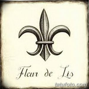 Фото тату: черно-серая лилия Fleur-de-lis в стиле олдскул с надписью 'Fleur de Lis'. Подходит для эскиза татуировки на руку или ногу.