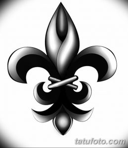 Фото тату: реалистичная лилия Fleur-de-lis в черно-серых тонах с использованием техники светотени. Подходит для эскиза татуировки на лопатку или бедро.