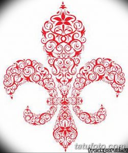 Фото тату: красная лилия Fleur-de-lis, выполненная в декоративном стиле с множеством завитков и узоров. Идеально подойдет для эскиза татуировки на плечо или спину.