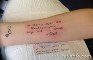 Фото тату на руке с рукописным текстом 'If being here has relaxed you is done my job - Dad' и изображением сердца.