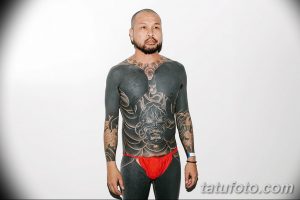 Фото тату: мужчина с полным покрытием тела татуировками в японском стиле, изображающими дракона и другие традиционные мотивы.
