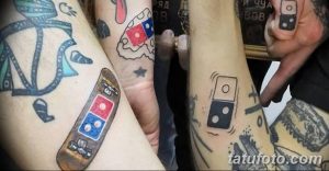 Фото татуировок на руках мужчины: коробки пиццы Domino's, куски пиццы и логотипы, выполненные в минималистичном стиле.