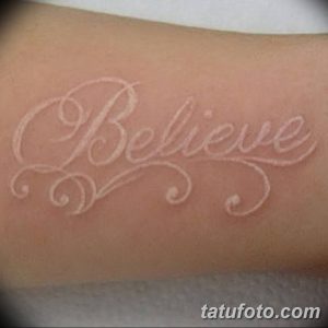 Фото тату на руке с надписью 'Believe', выполненное белым цветом.