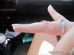 Фото тату с надписью 'hope' на пальце. Тонкий шрифт, минималистичный дизайн, вдохновляющий рисунок татуировки.