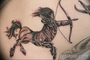 Фото тату: татуировка Кентавра, стреляющего из лука. Черно-серый рисунок татуировки с высокой детализацией.