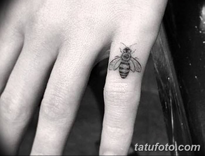 Эмилия Кларк - фото тату пчела на пальце 2