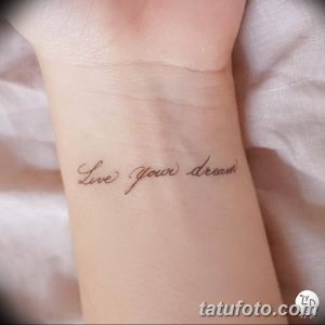Фото тату с надписью "Live Your Dream" на запястье. Элегантная, каллиграфическая татуировка.